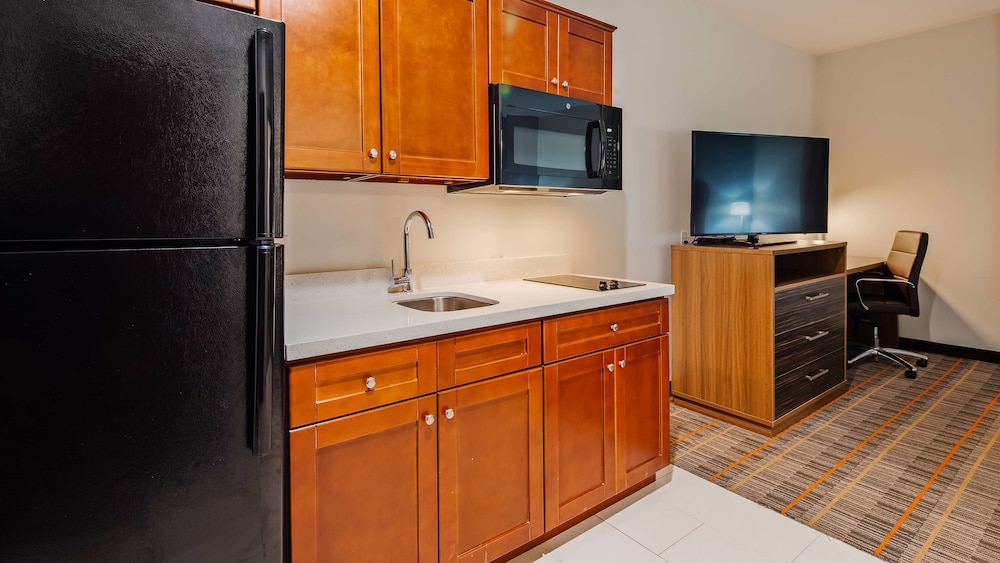 Suite, 1 King Bed, Accessible, Kitchenette (with Sofabed) - Photo 4