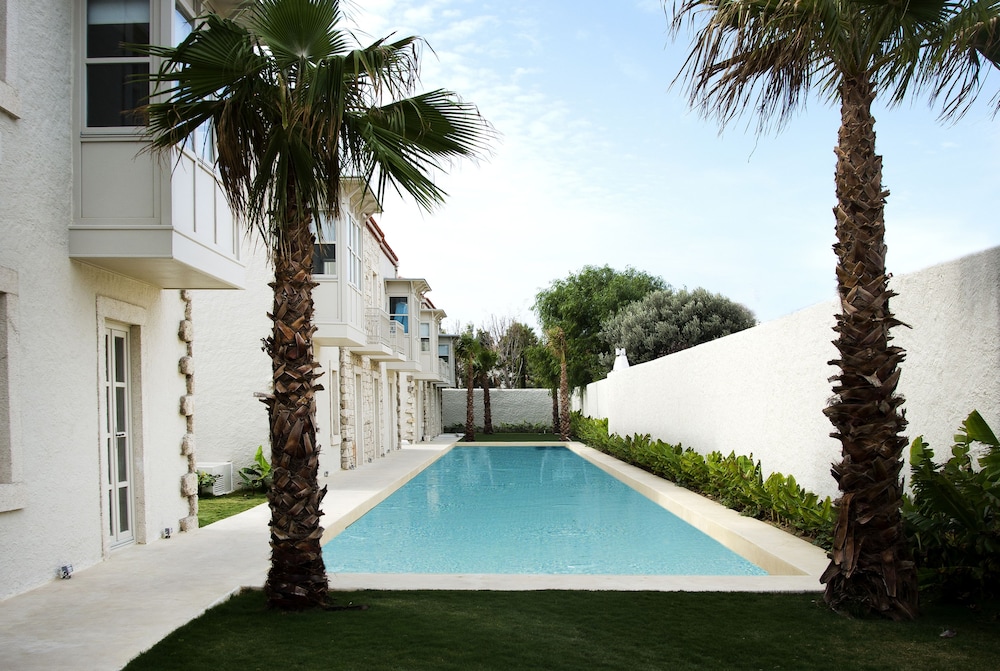 Exclusive Condo, 2 Bedrooms, Poolside photo 2