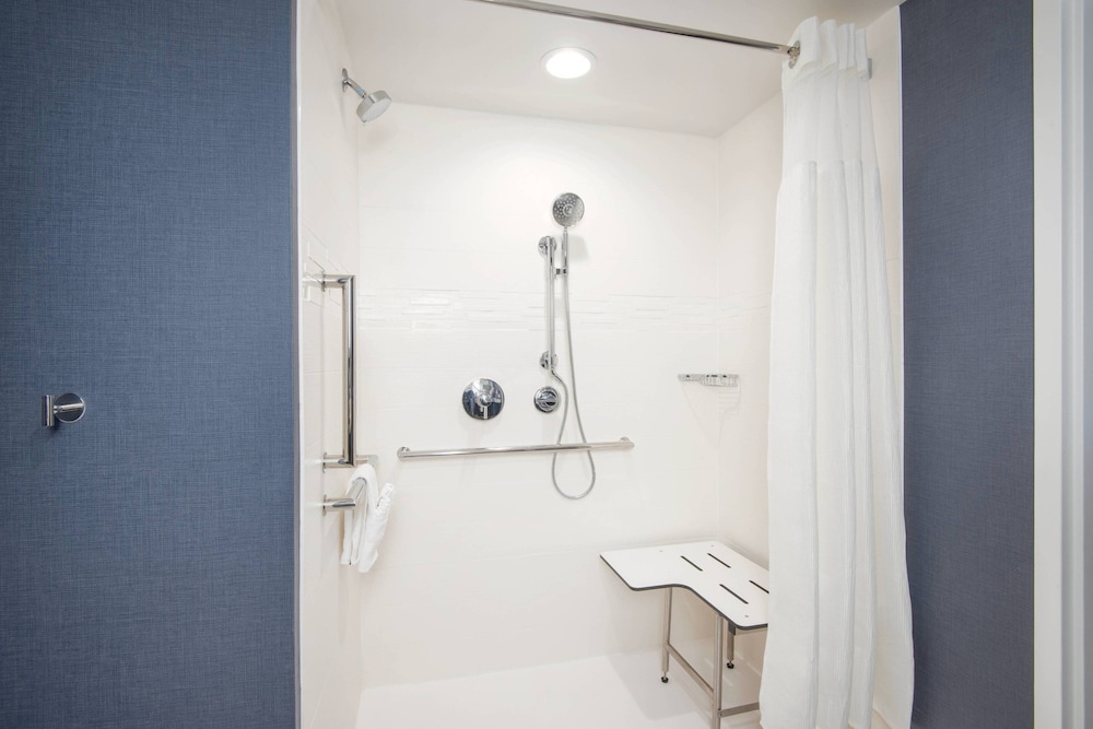 Suite, 1 Bedroom - Photo 4