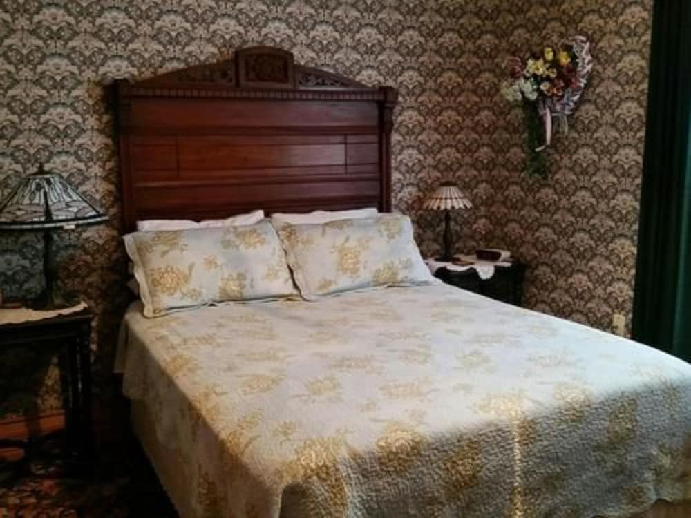 Room, 1 Queen Bed, Private Bathroom (Amy's) photo 2