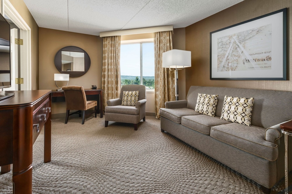 Executive Suite, 1 King Bed with Sofa bed, Corner photo 1