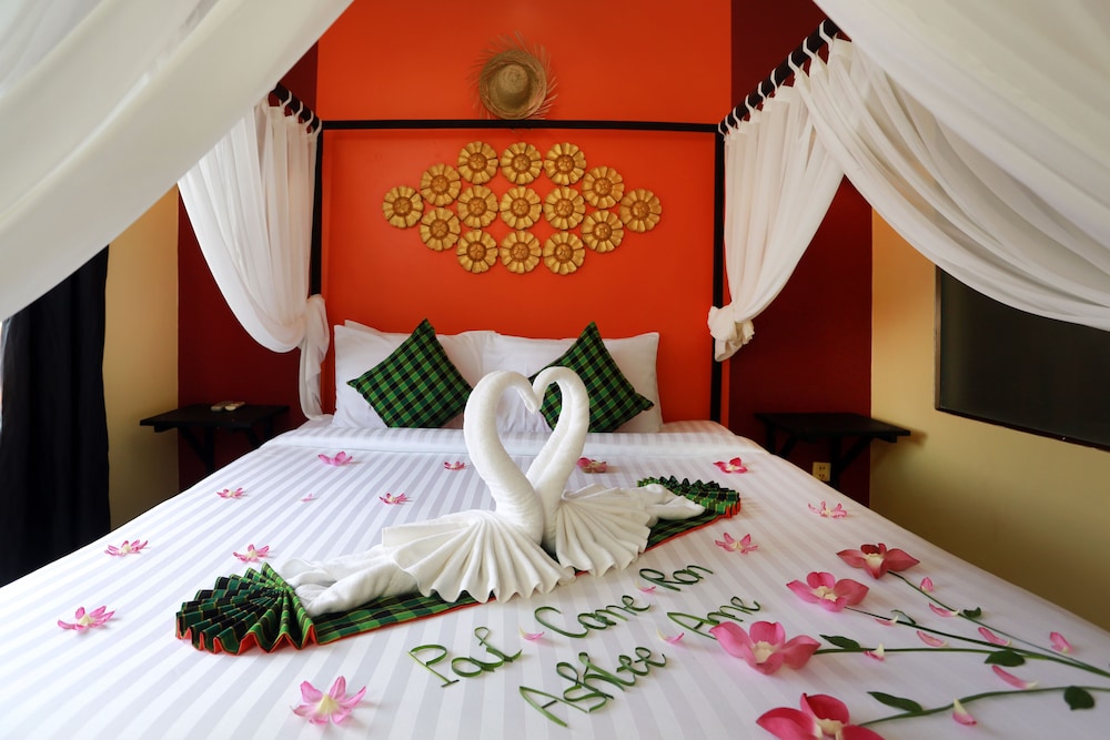 Deluxe Double Room, Balcony, Pool View (Free Bus Station Pick Up) photo 3