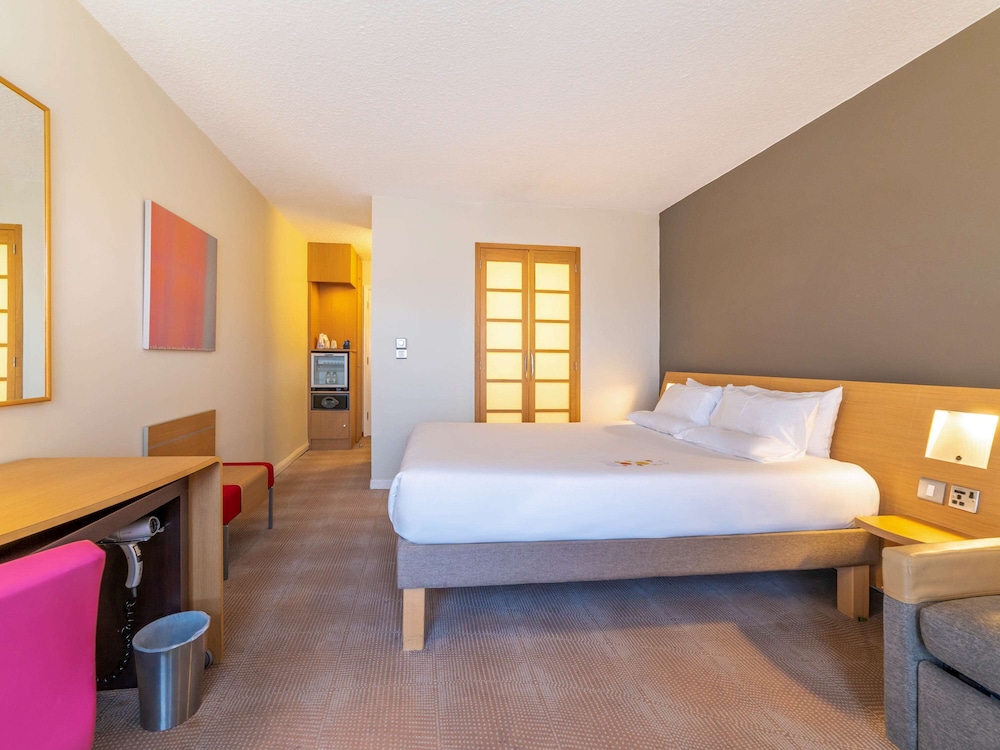 Superior Room, 1 Queen Bed with Sofa bed - Photo 1