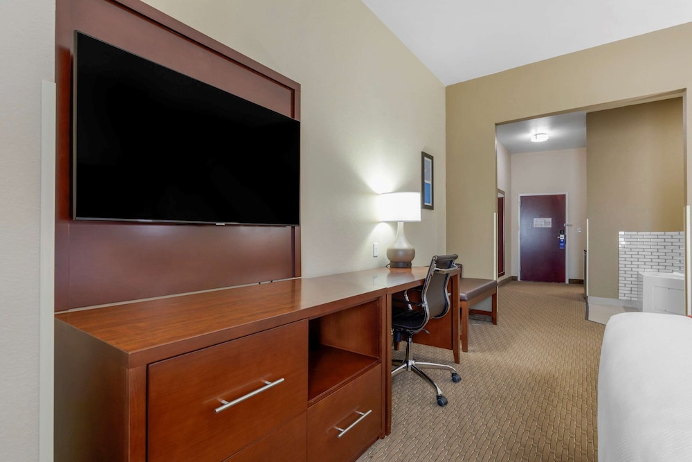 Suite, 1 King Bed, Non Smoking, Jetted Tub - Photo 3