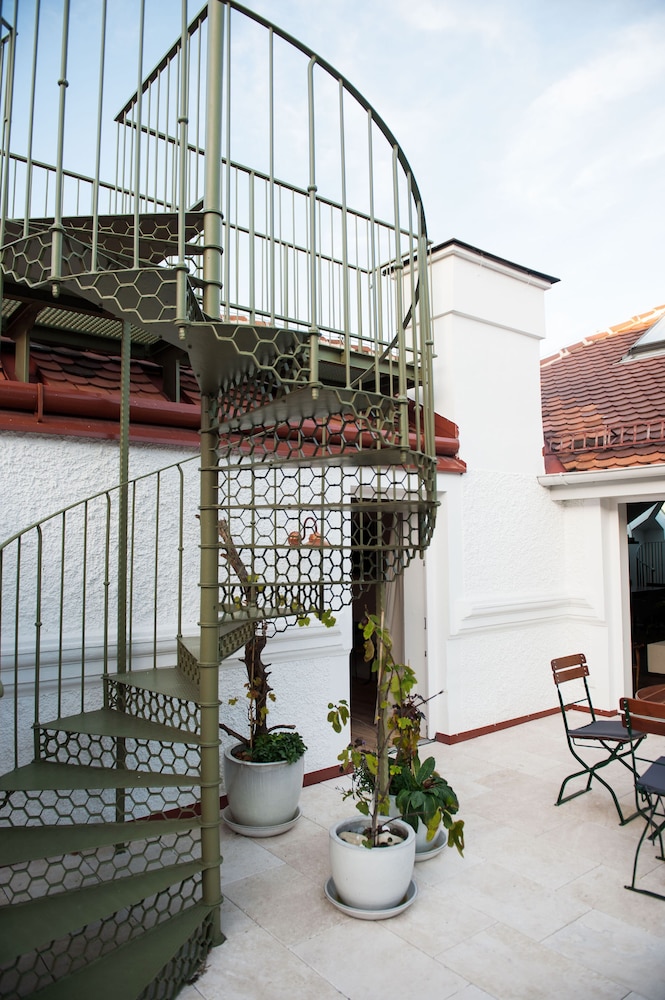 Suite - Photo 9