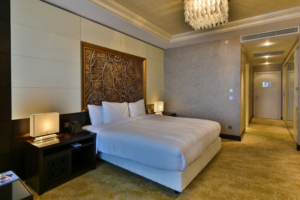 Deluxe Room, 1 King Bed, Mountain View photo 3
