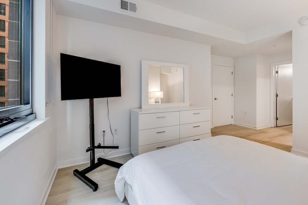Luxury Apartment, 2 Bedrooms (Room décor/layout/colors vary by unit) - Photo 3