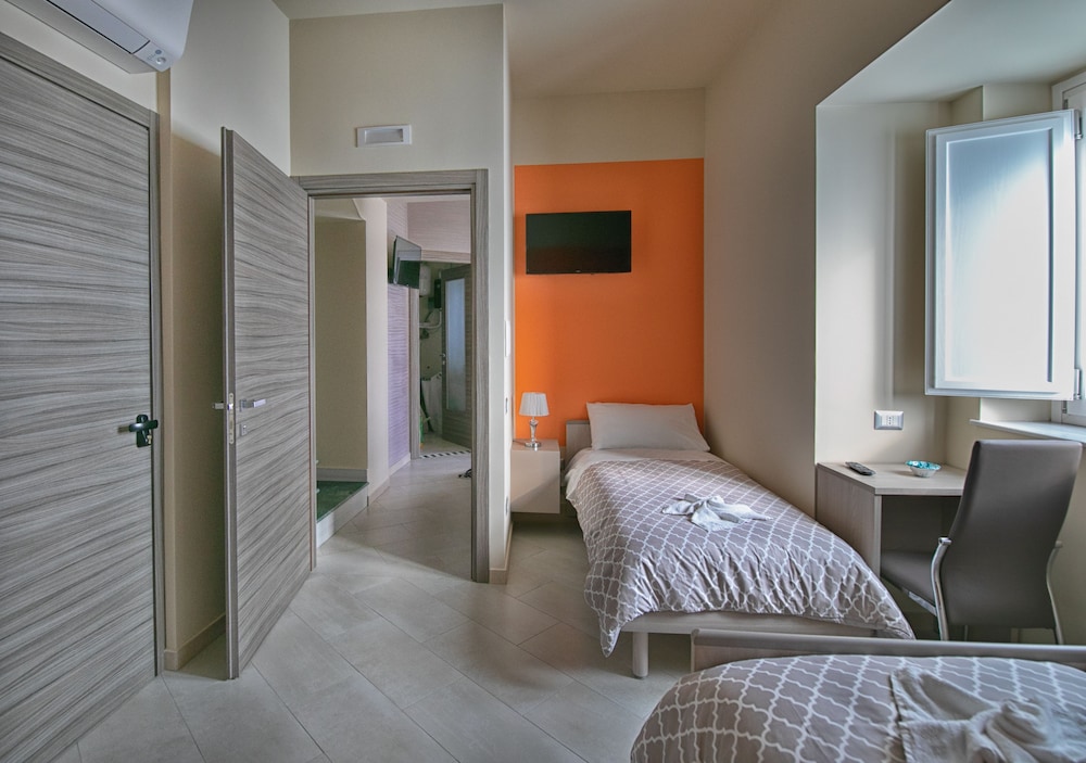 Twin Room (Arancione)