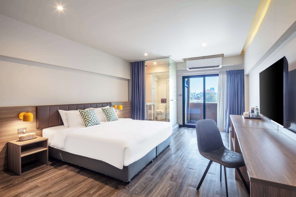 Deluxe Room, 1 King Bed, Non Smoking photo 1