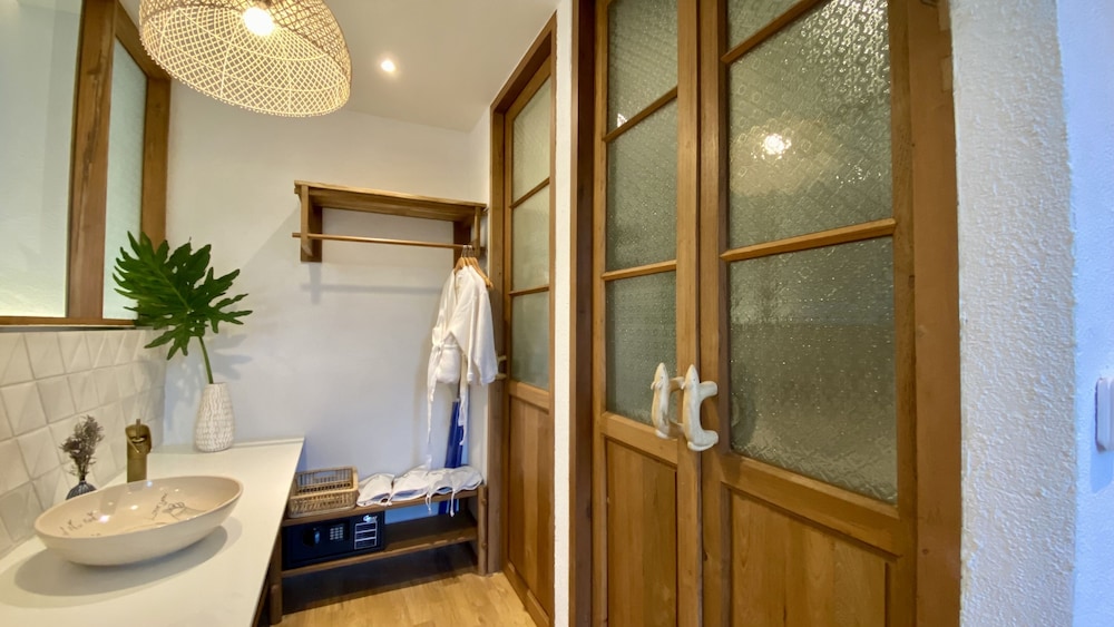 Honeymoon Suite with Bathtub on the Balcony - Photo 8