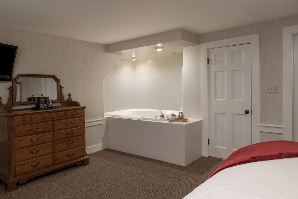 Salt Box King Room w/ Jacuzzi Tub - Photo 1