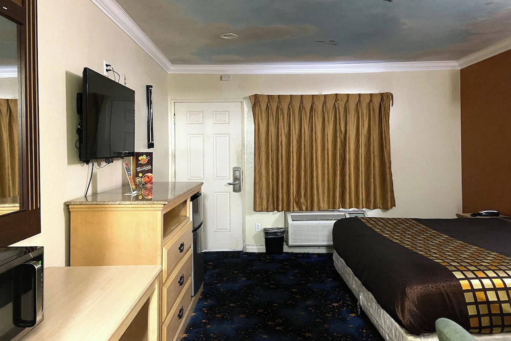 Room, 1 Queen Bed, Accessible Bathtub, Non Smoking photo 1