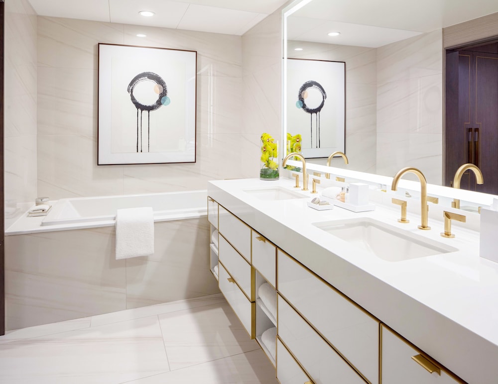 Junior Suite, Mobility Accessible (w/ RI Shower) - Photo 5