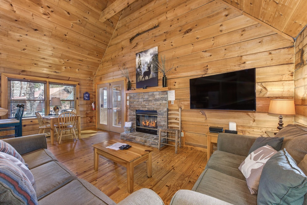 Cabin, Multiple Beds, Hot Tub, Mountain View (Marietta’S Dream)