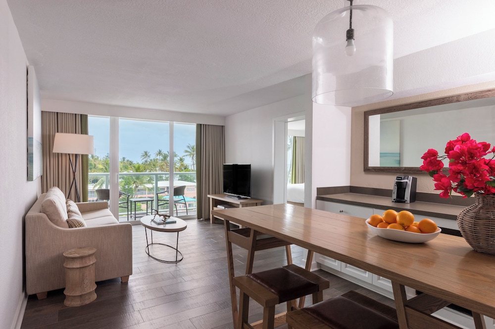 One Bedroom Standard View Suite King - Photo 4
