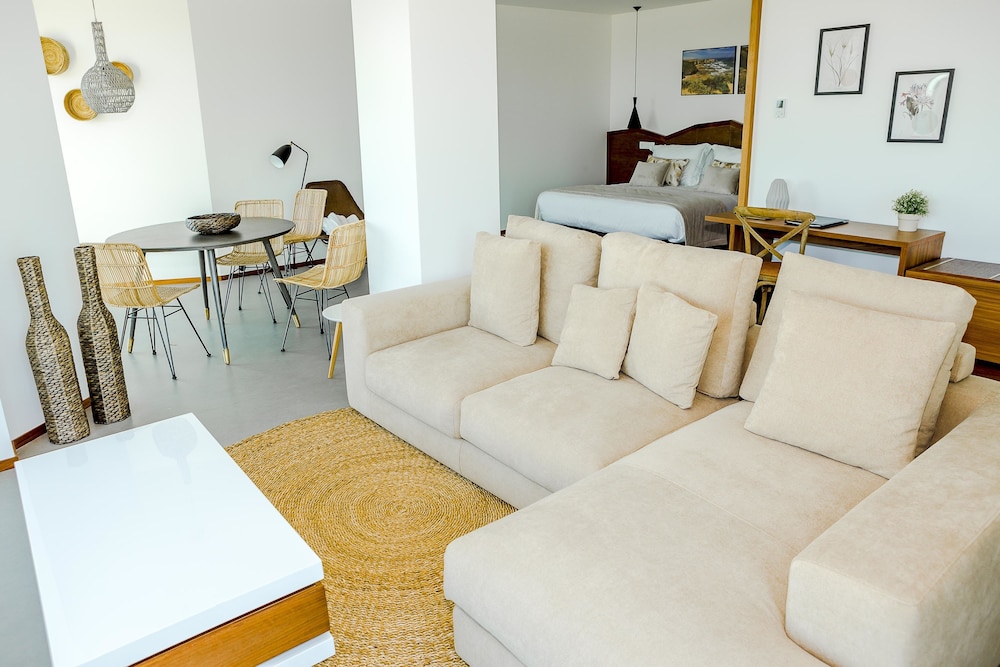 Presidential Suite, Poolside