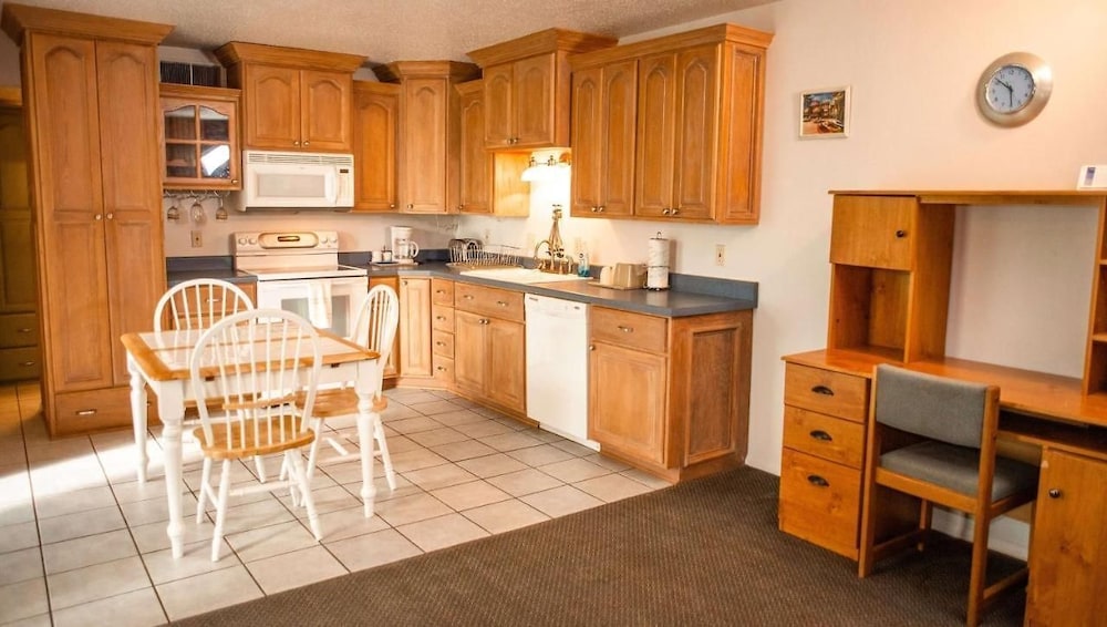 Deluxe Studio, 1 King Bed, Non Smoking, Kitchenette photo 1