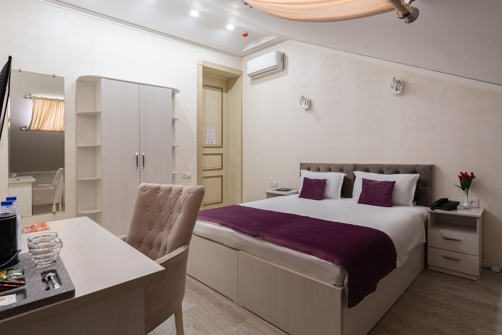 Standard Double Room - Photo 16