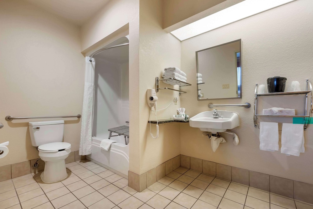 Standard Room, 2 Queen Beds, Accessible, Ground Floor - Photo 4