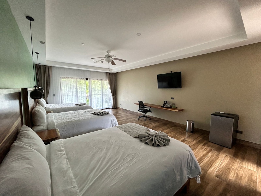 Deluxe Triple Room, Multiple Beds, Non Smoking, Mountain View