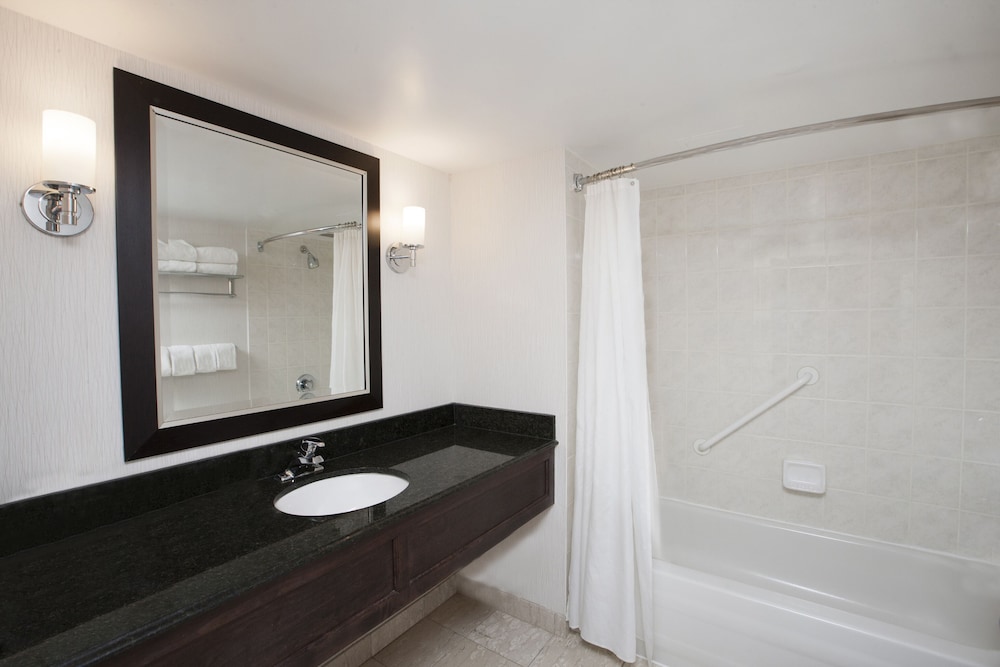 Room, 2 Queen Beds, Bathtub thumbnail 5