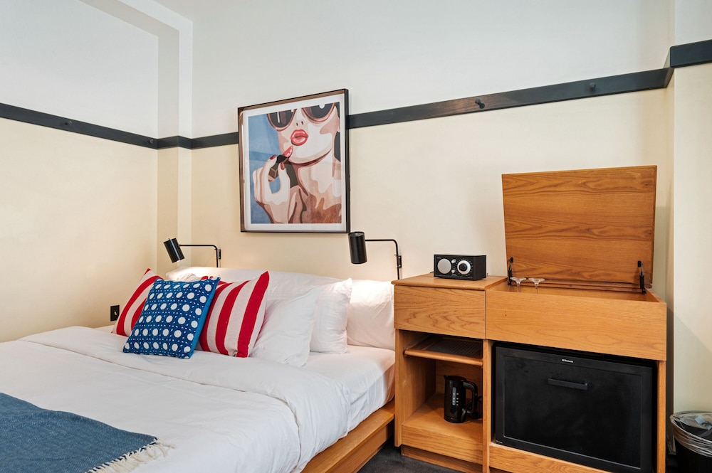 Basic Room, 1 King Bed (Self Check-in with Virtual Front Desk) photo 1