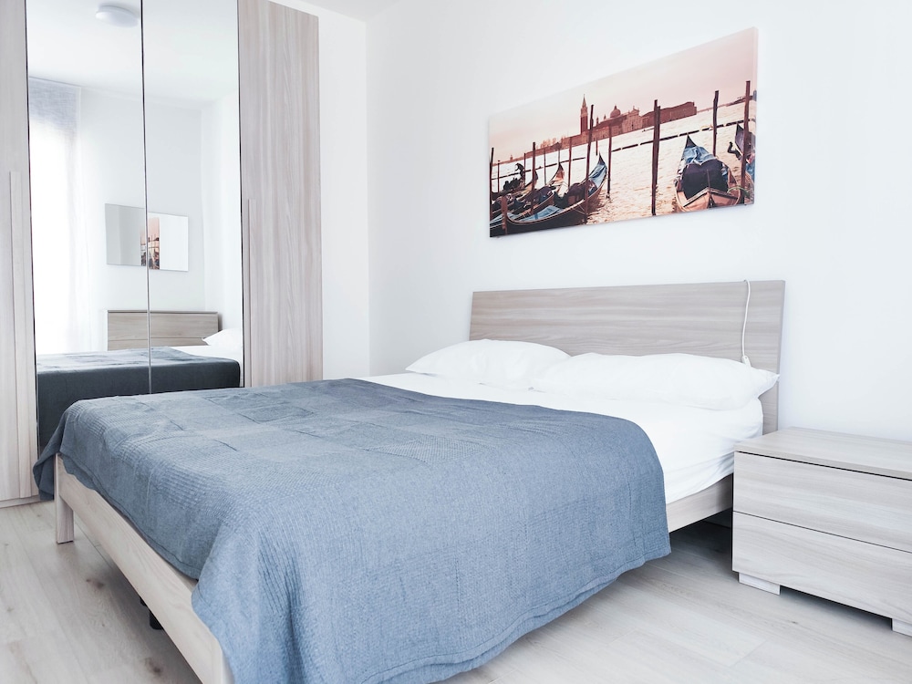 Studio, Multiple Bedrooms, Balcony, City View photo 2