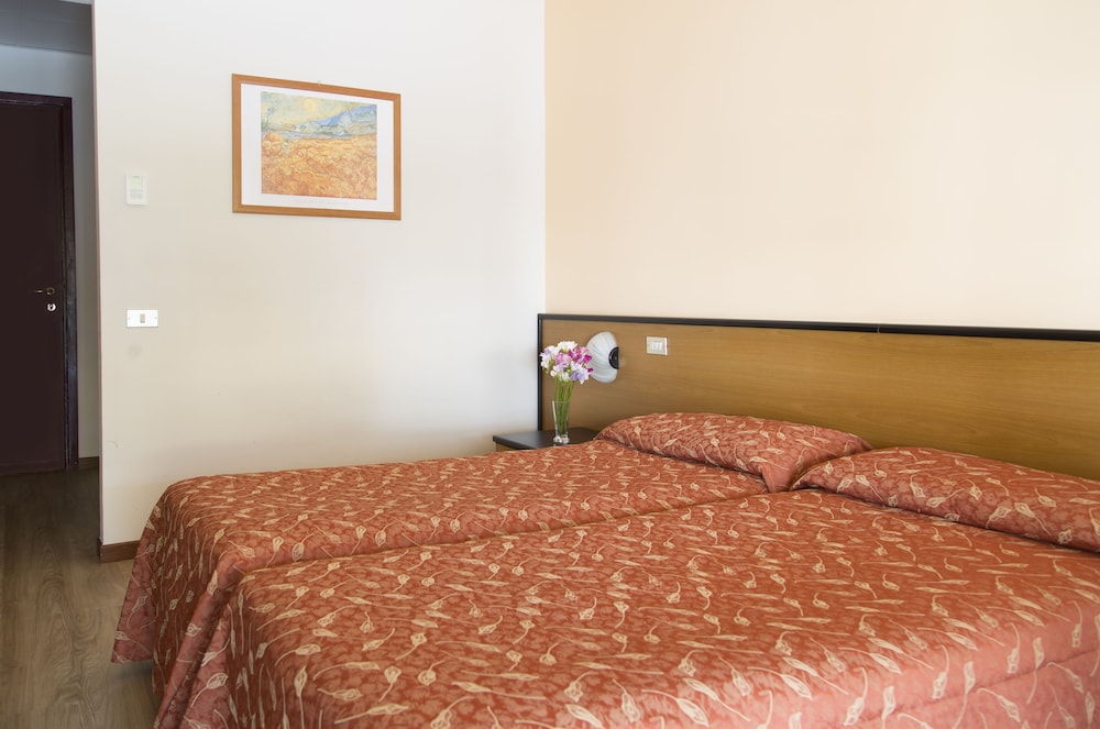 Double or Twin Room - Photo 4