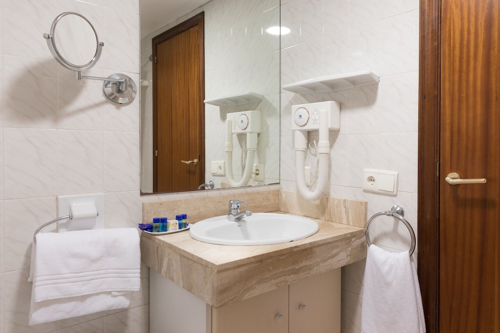 Twin Room (2 adults) - Photo 3