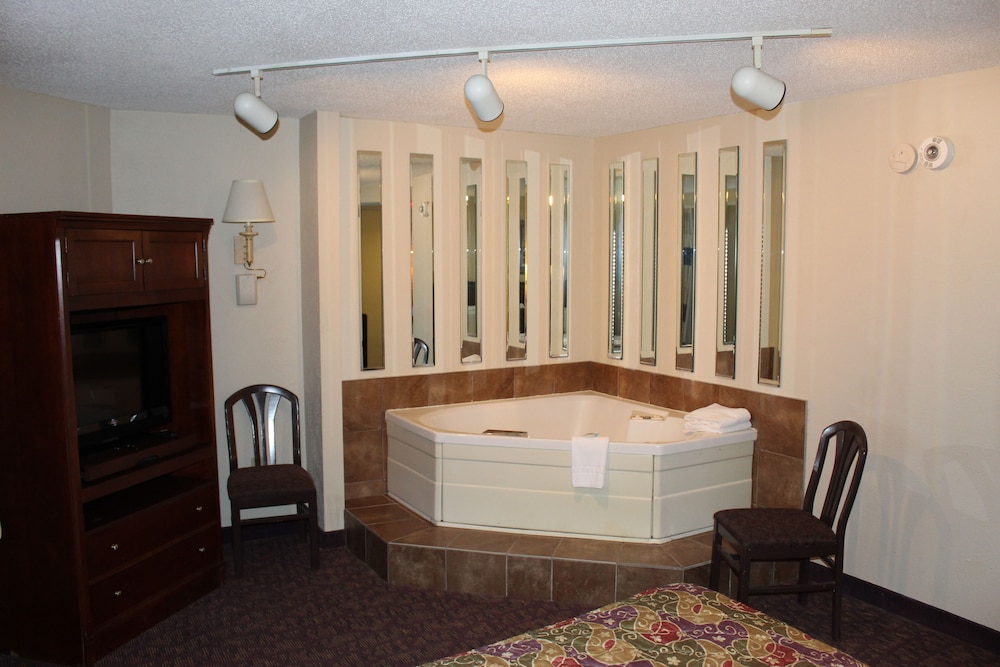 1 King Bed With Jacuzzi photo 1