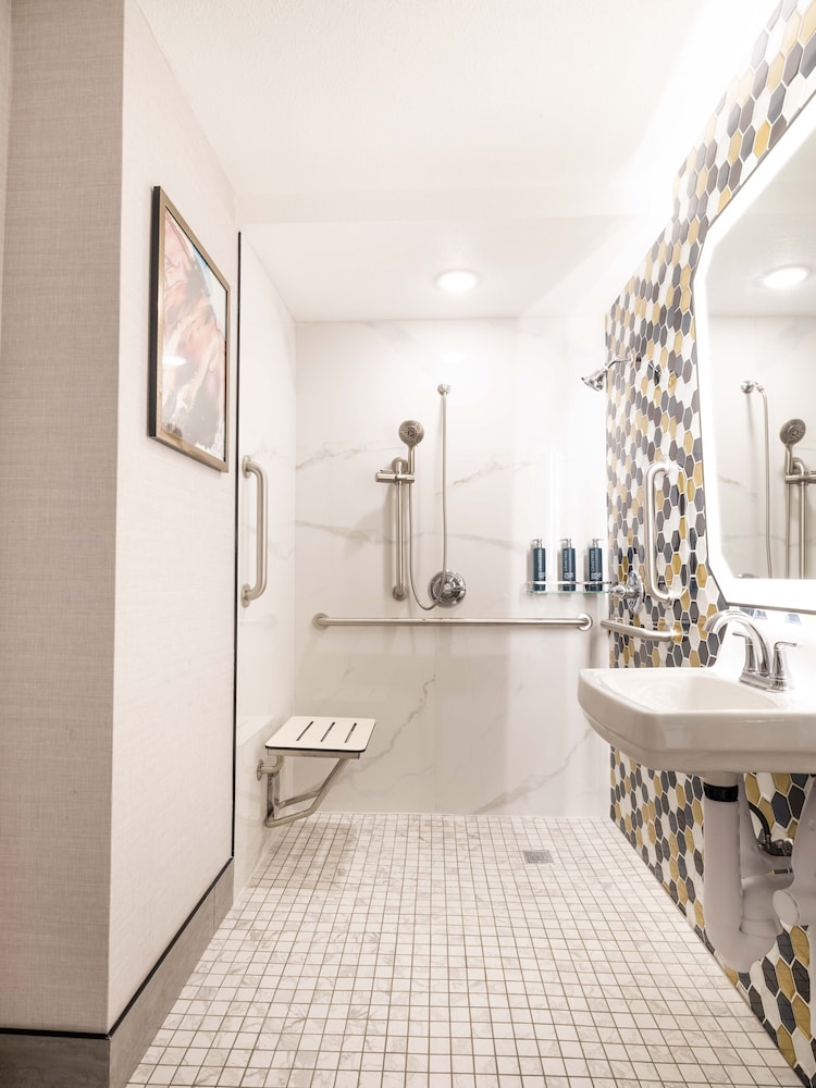 Room, 1 King Bed, Accessible (Mobility, Roll-In Shower) - Photo 2