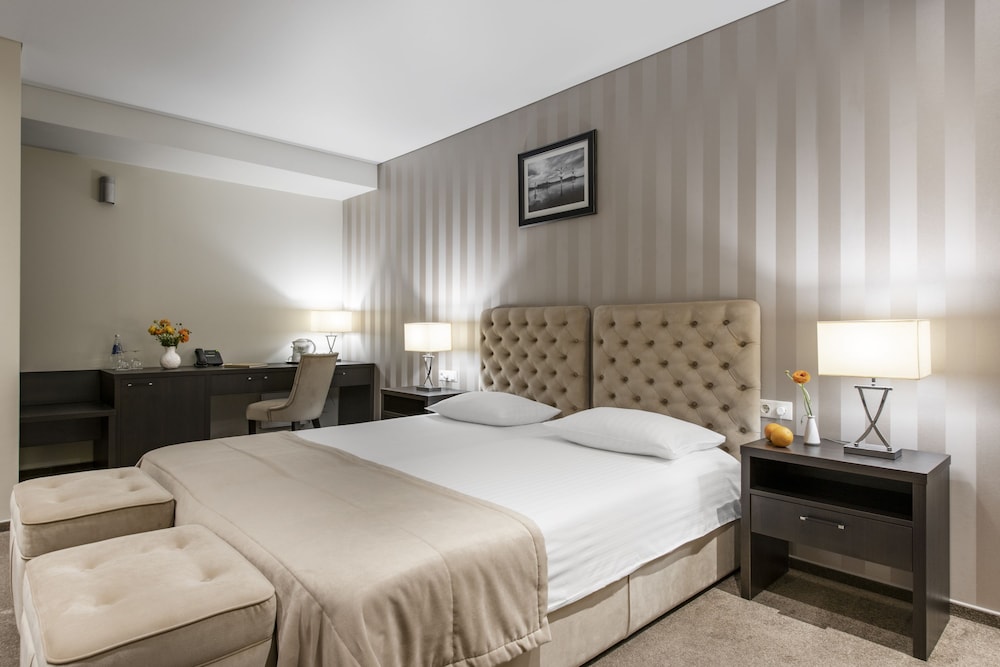 Standard Double Room (Atrium View) - Photo 1