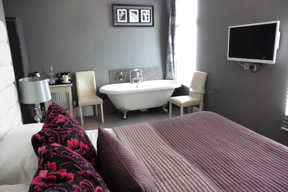 Junior Suite, Ensuite photo 2