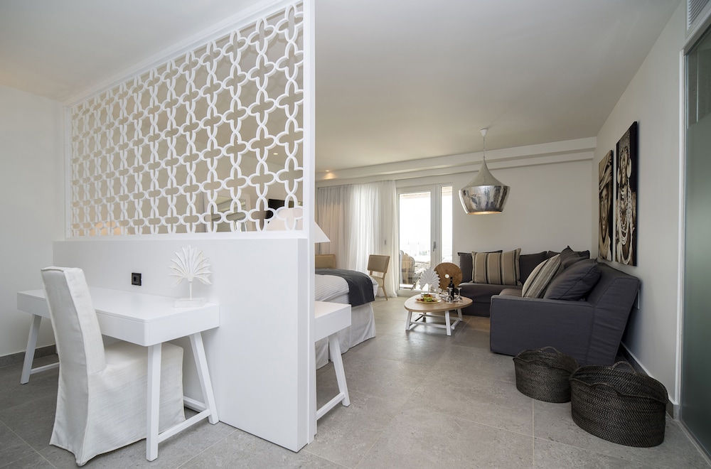 Suite, Pool Access, Sea View thumbnail 5