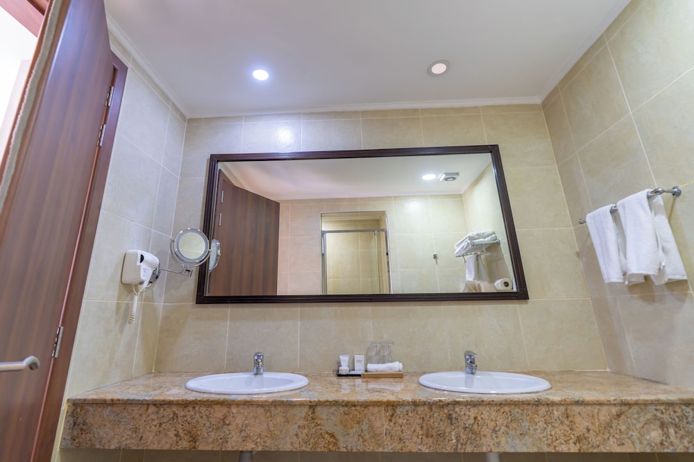 Executive Room, 1 King Bed, Non Smoking, Lake View photo 3