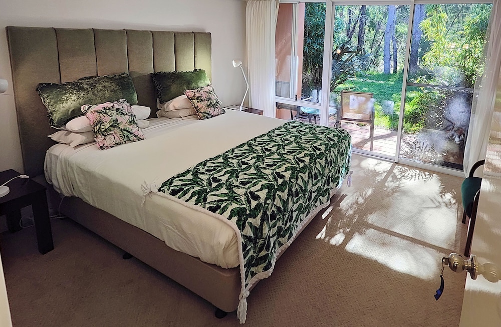 Luxury Room, 1 King Bed, Garden View (Ellenbrook) photo 3