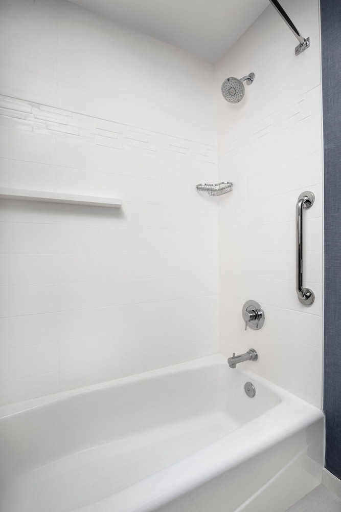 Suite, 1 Bedroom - Photo 6
