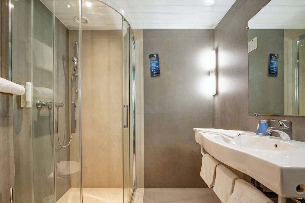 Standard Room, Multiple Beds - Photo 3