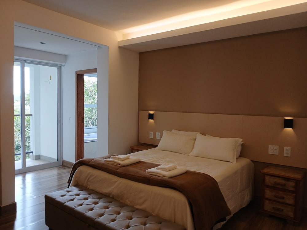 Superior Double Room, 1 Queen Bed, Hot Tub, Poolside photo 1