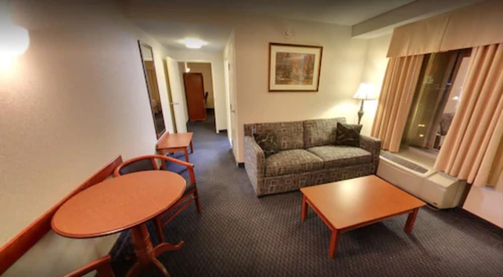 Suite, 1 Bedroom (2 Queen Beds and 1 Sofa Bed) photo 3