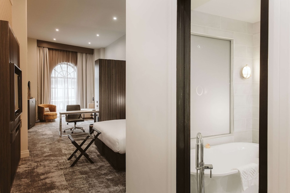 Available room thumbnail 6