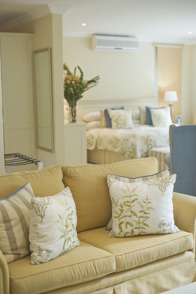 Standard Suite, 1 King Bed, Poolside thumbnail 6