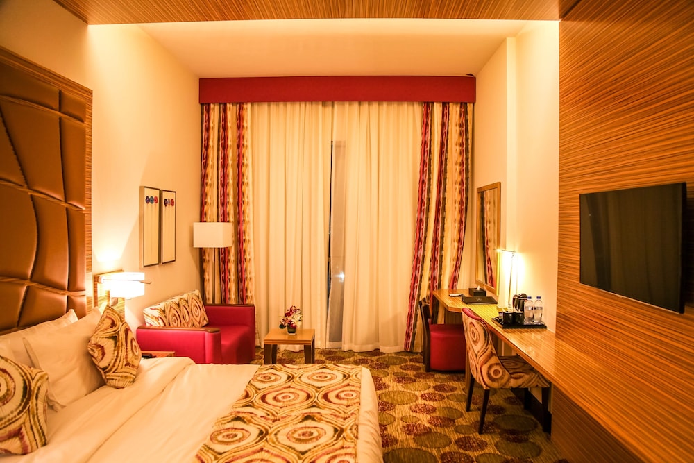 Standard Room, 1 King Bed, Non Smoking photo 3