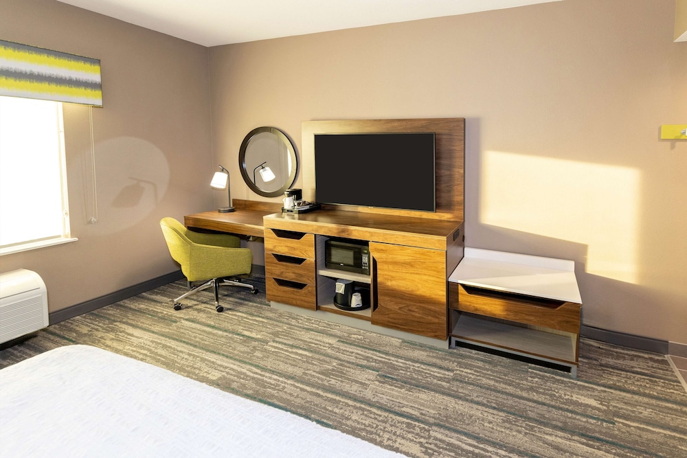 Room, 2 Queen Beds, Refrigerator - Photo 3
