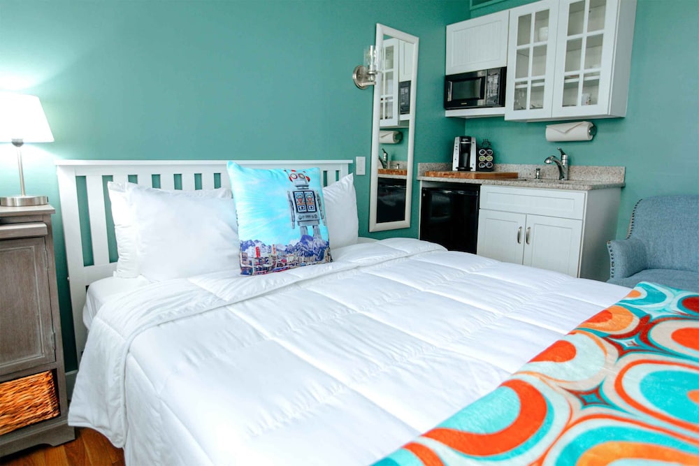 Room, 1 Queen Bed, Private Bathroom, Park View
