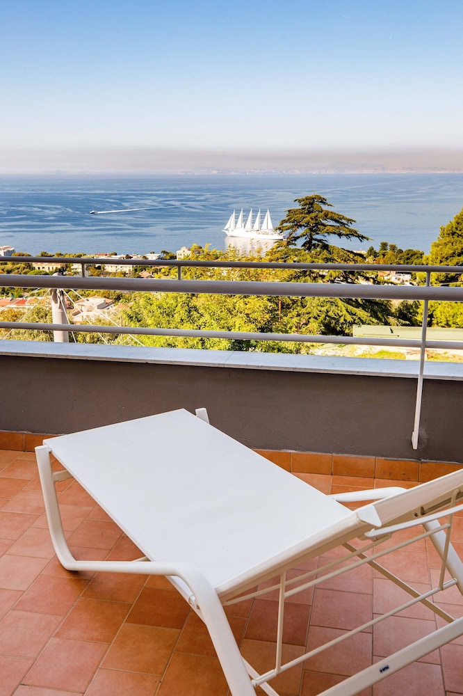 Classic Triple Room, Sea View photo 2