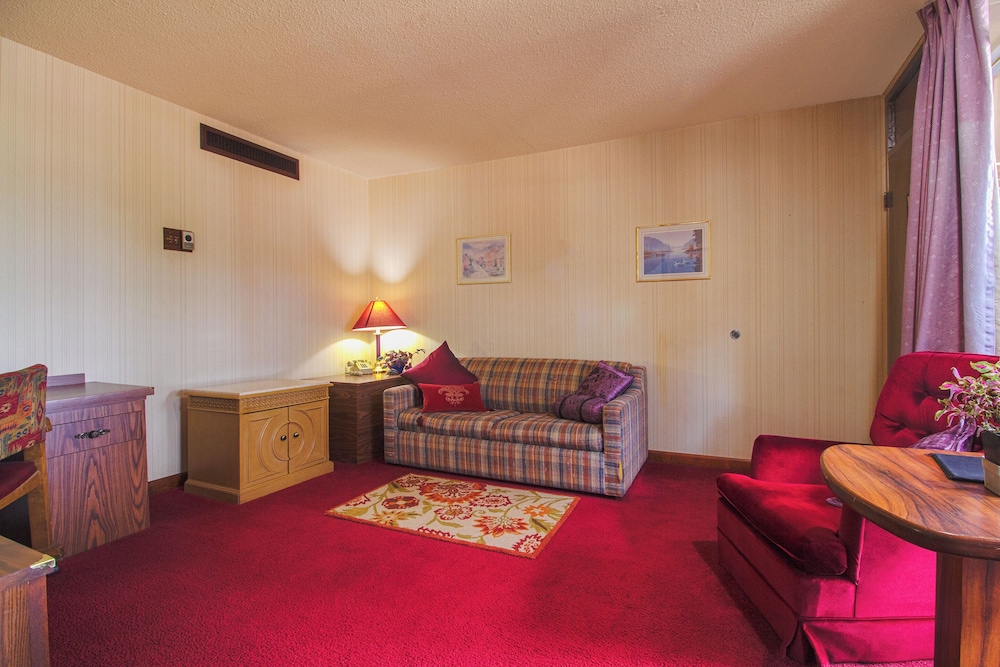 Suite, 1 King Bed - Photo 2