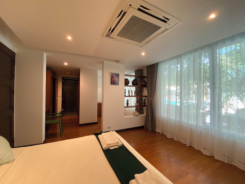 Four Bedroom Villa with Private Pool - Photo 2