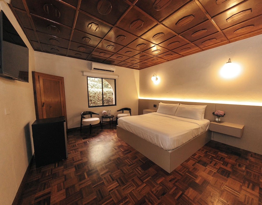 Deluxe Room, 1 King Bed photo 1