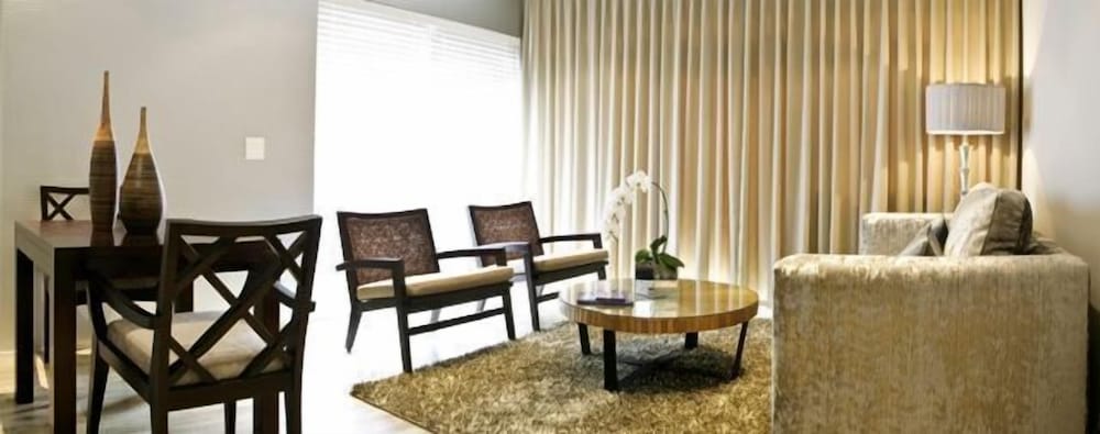 Luxury Suite - Photo 6